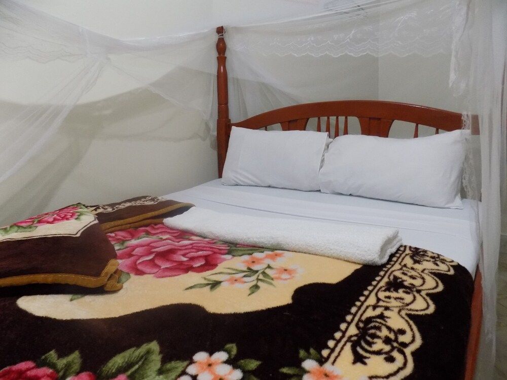 R & R Gardens Triple Room, Non Smoking 2