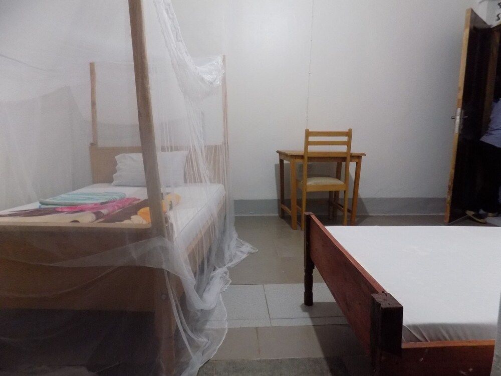 R & R Gardens Triple Room, Non Smoking 3