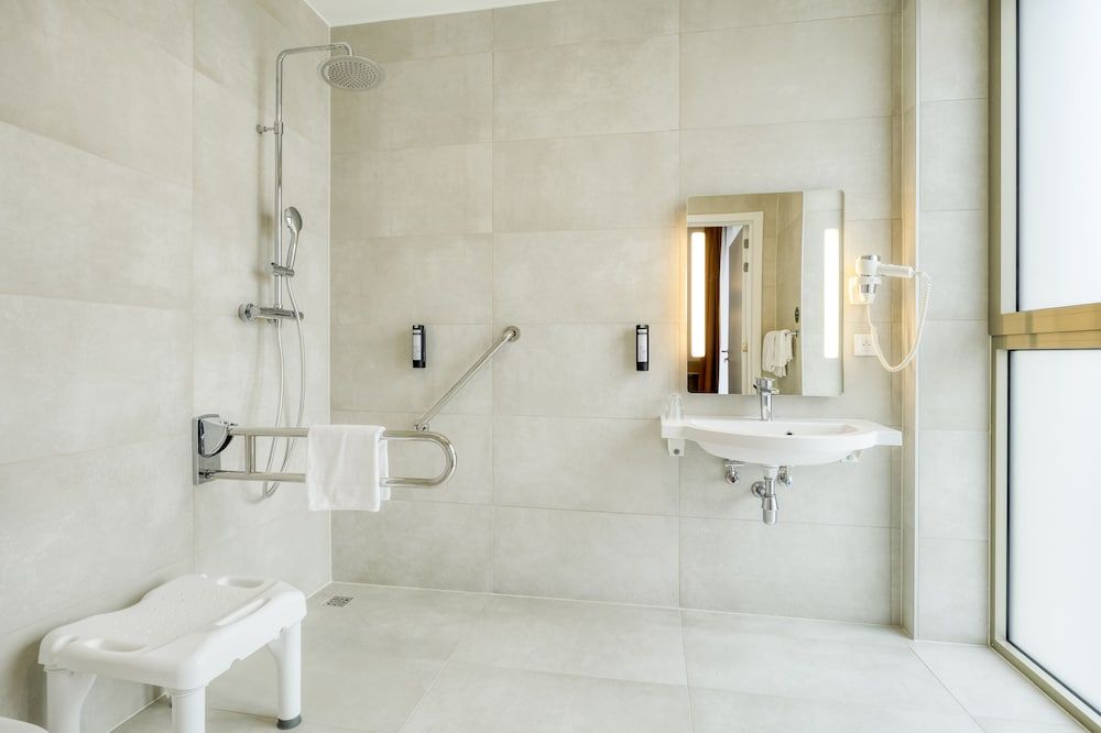 B&B HOTEL Mechelen Triple Room, Accessible 4