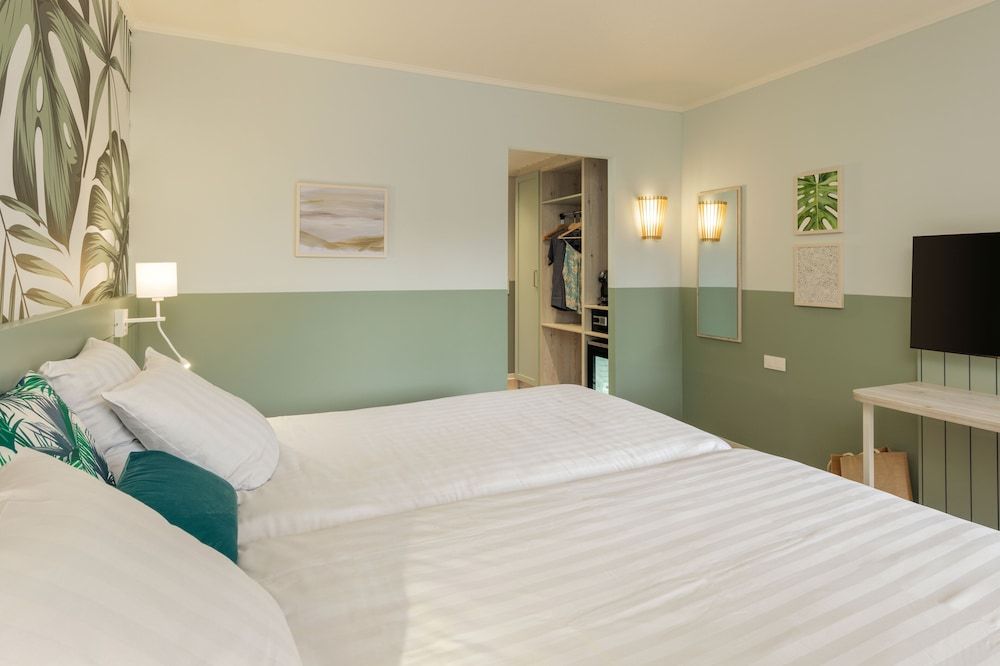 Hotel De Vossemeren by Center Parcs Standard Double Room, 1 Queen Bed 3