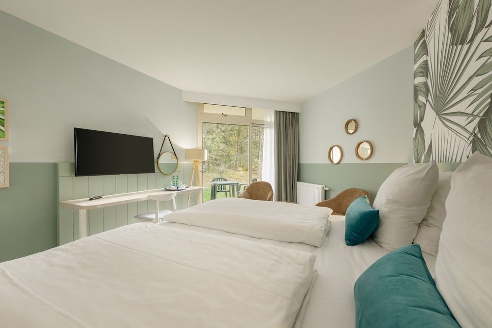 Hotel De Vossemeren by Center Parcs Standard Double Room, 1 Queen Bed 4