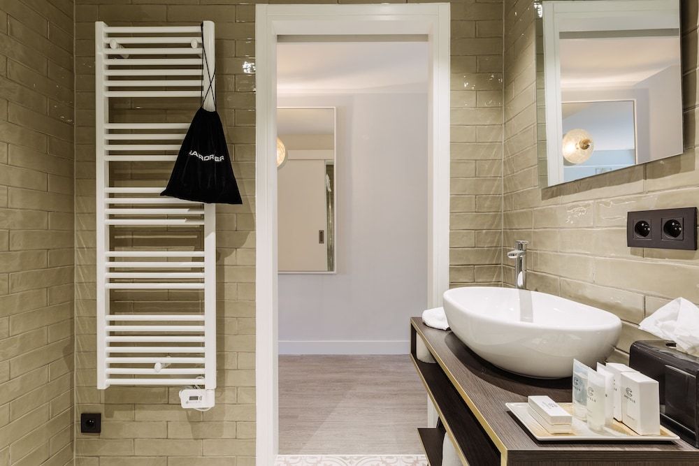 C-Hotels Continental Family Room, City View 4