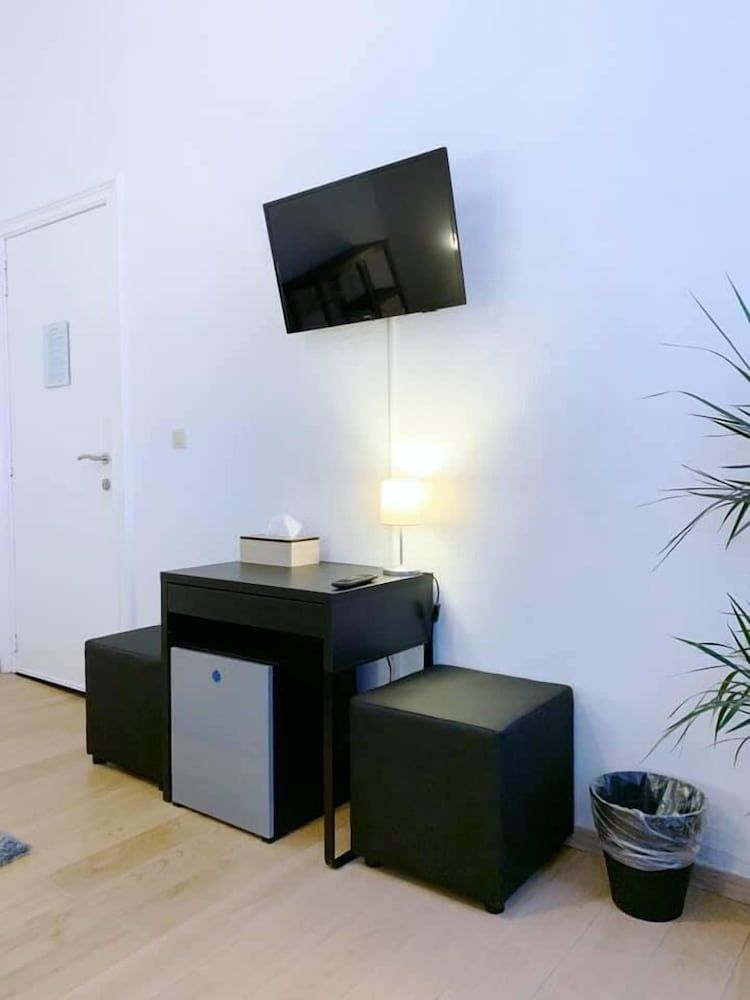 undefined The Hive Rooms 8