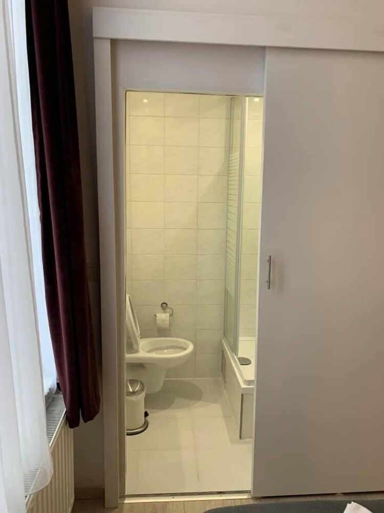 undefined The Hive Rooms 9