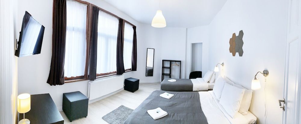 undefined The Hive Rooms 3