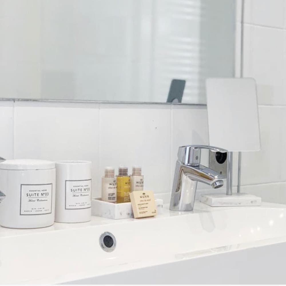 undefined White Room 10