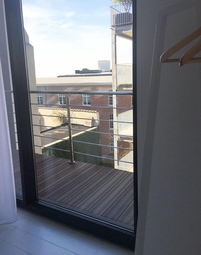 undefined White Room 8