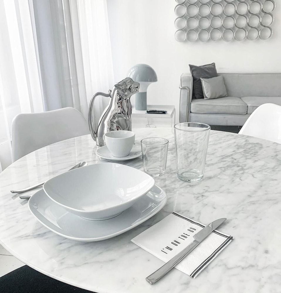 undefined White Room 7