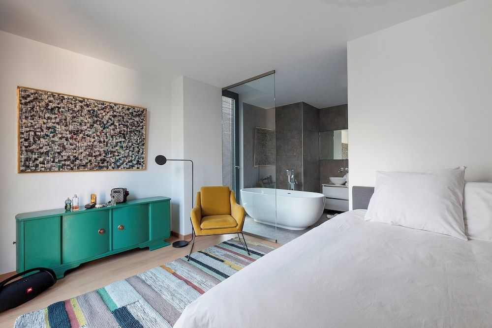 Unit 5 - Trendy Smart Home Triplex Private Garden & Parking House (4 Bedrooms) 2