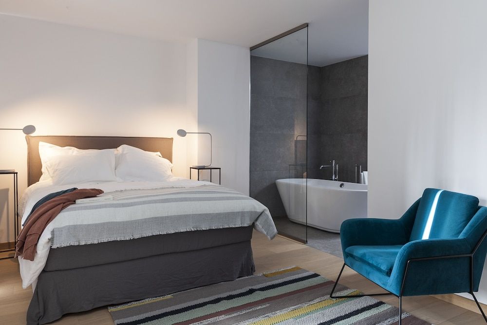 Unit 5 - Trendy Smart Home Triplex Private Garden & Parking House (4 Bedrooms) 6