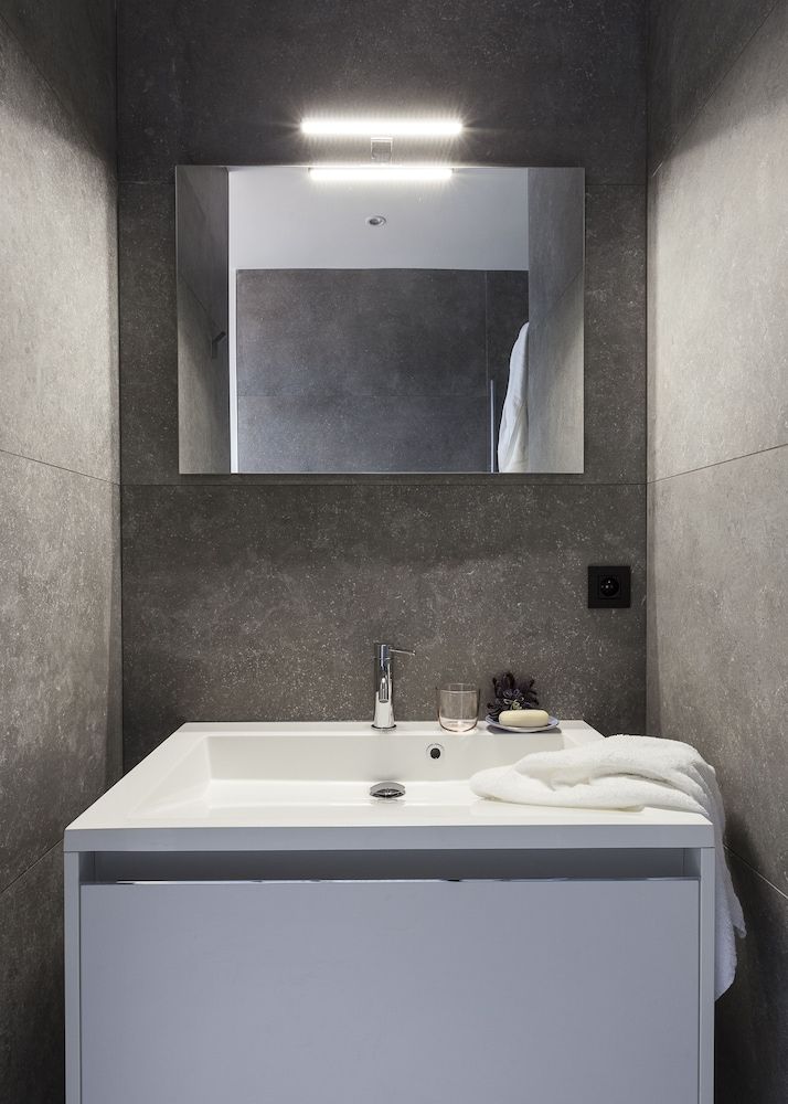 Unit 5 - Trendy Smart Home Triplex Private Garden & Parking House (4 Bedrooms) 13