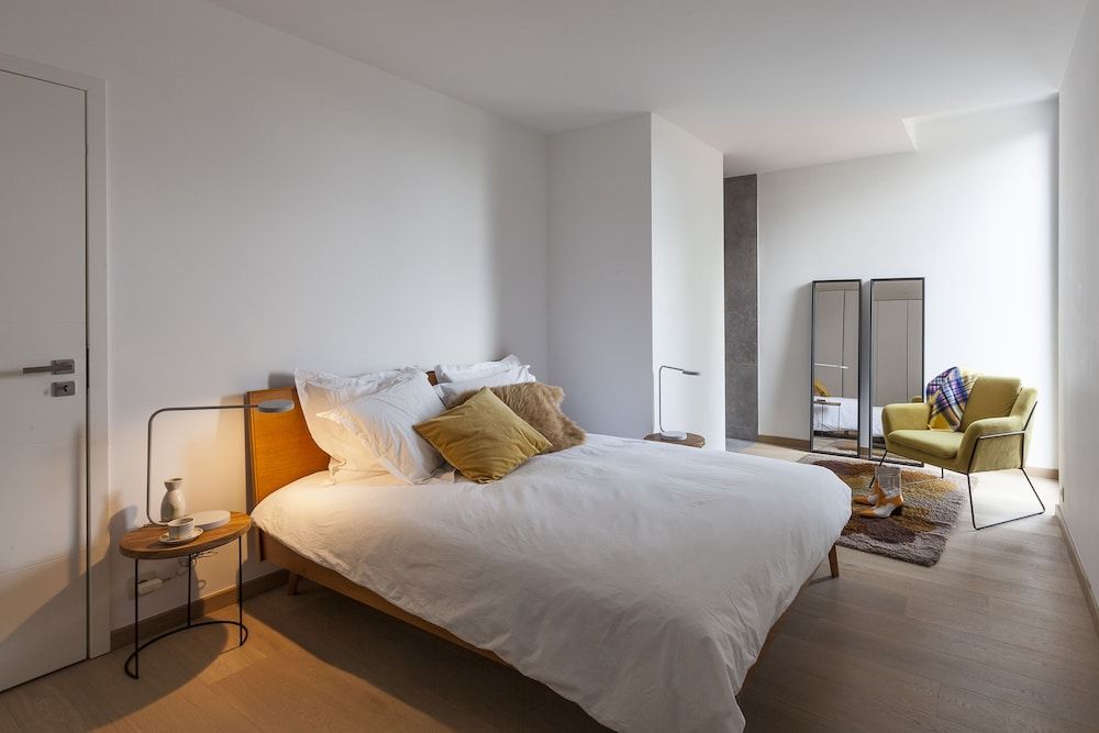 Unit 5 - Trendy Smart Home Triplex Private Garden & Parking House (4 Bedrooms) 8