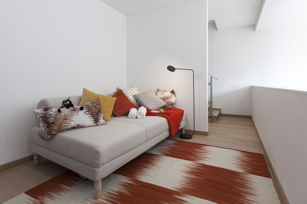 Unit 5 - Trendy Smart Home Triplex Private Garden & Parking House (4 Bedrooms) 3