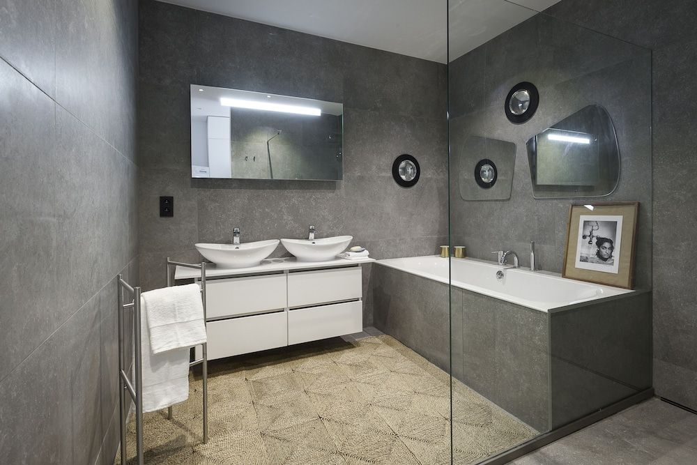 Unit 6 - Colorful Smart Home Triplex Private Garden & Parking Apartment (3 Bedrooms) 4