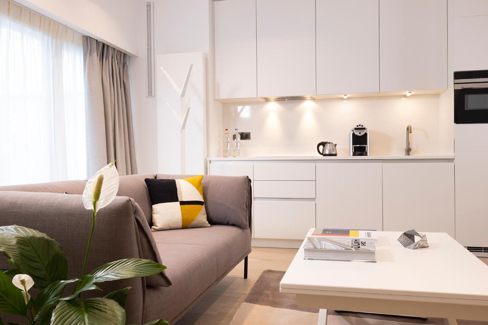 undefined L-Avenue 6