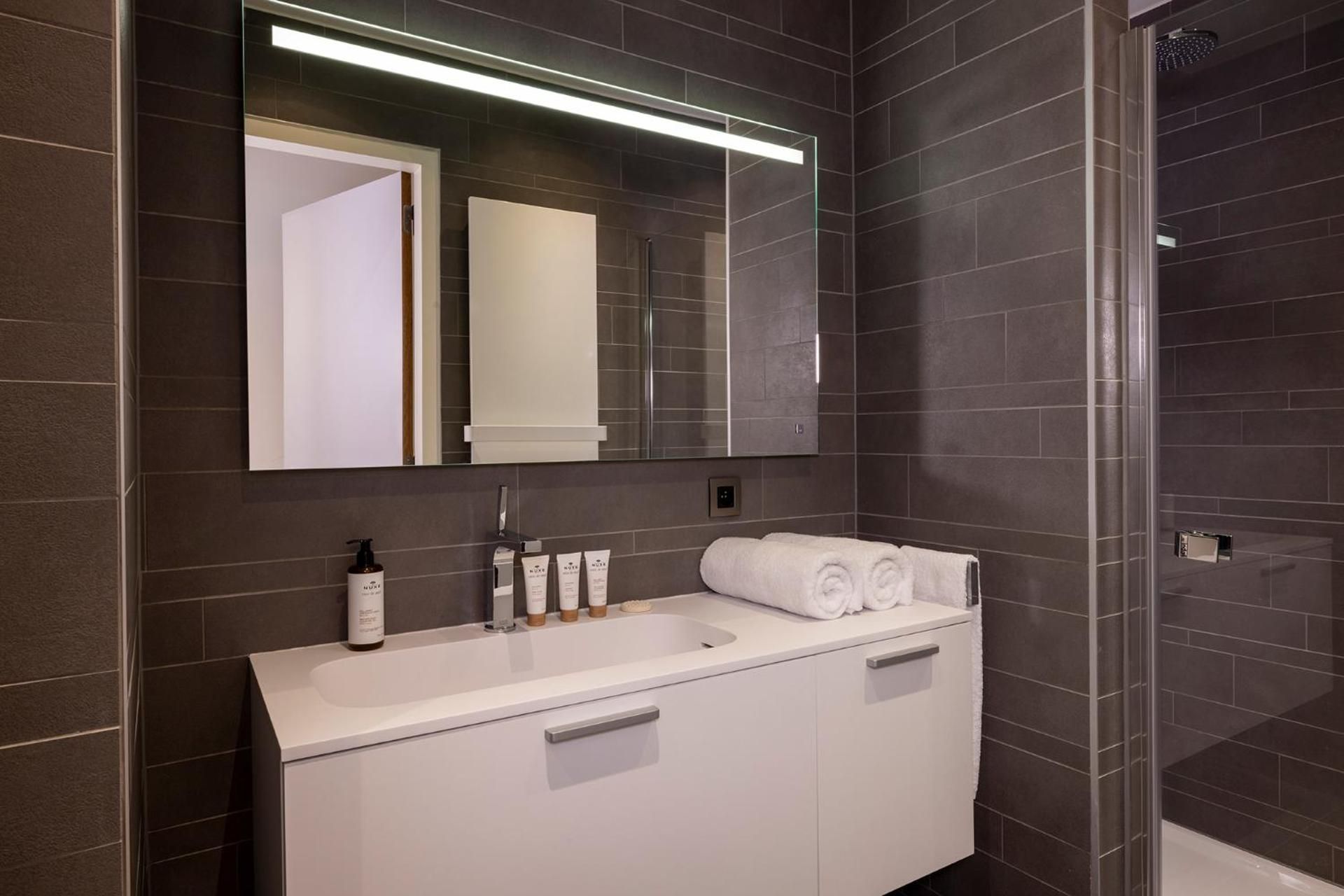 undefined L-Avenue 5