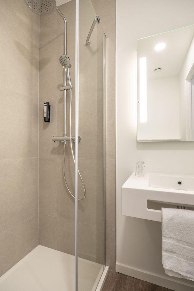 B&B HOTEL Namur Quadruple Room 4