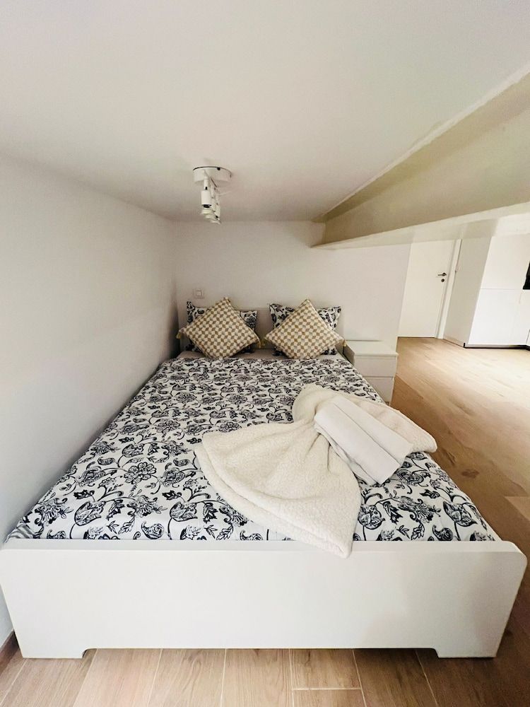 undefined One Lux Stay near Fashion District 3