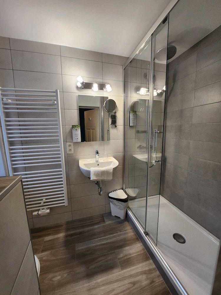 Pitlane Lodge Double or Twin Room 5