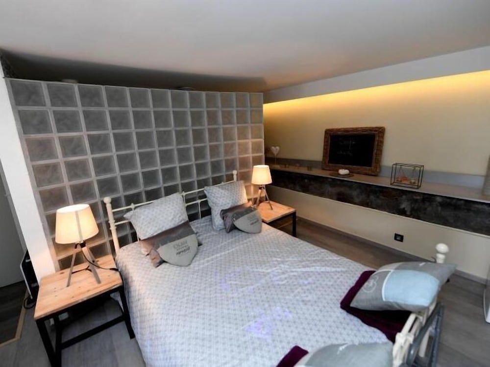 Romantic Double Room, Ensuite, Pool View