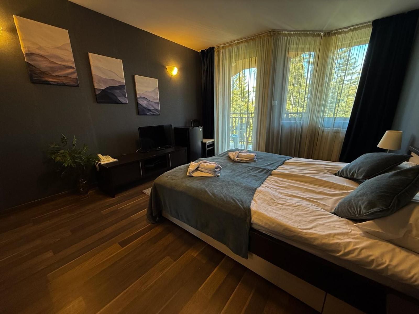 Deluxe Two-Bedroom Apartment with Garden View