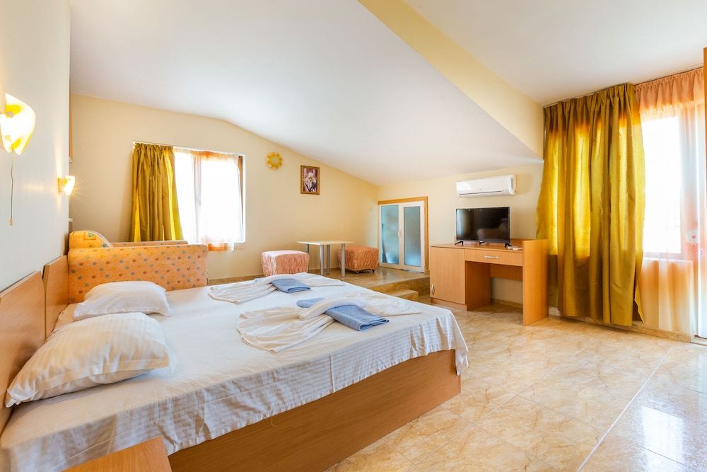 Comfort Apartment, 1 Queen Bed with Sofa bed (XZ)