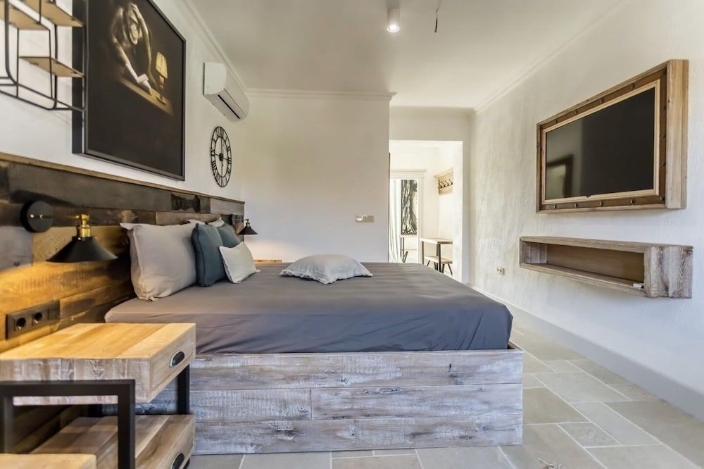 Queen Apartment