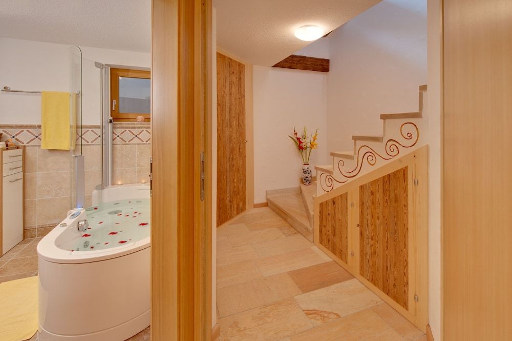 Chalet Alpoase Chalet, several beds, non-smoking, mountain view plus CHF 200 on top of the rate 7