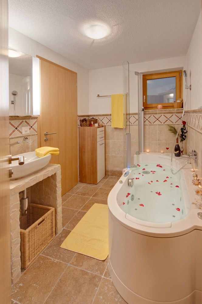 Chalet Alpoase Chalet, several beds, non-smoking, mountain view plus CHF 200 on top of the rate 5