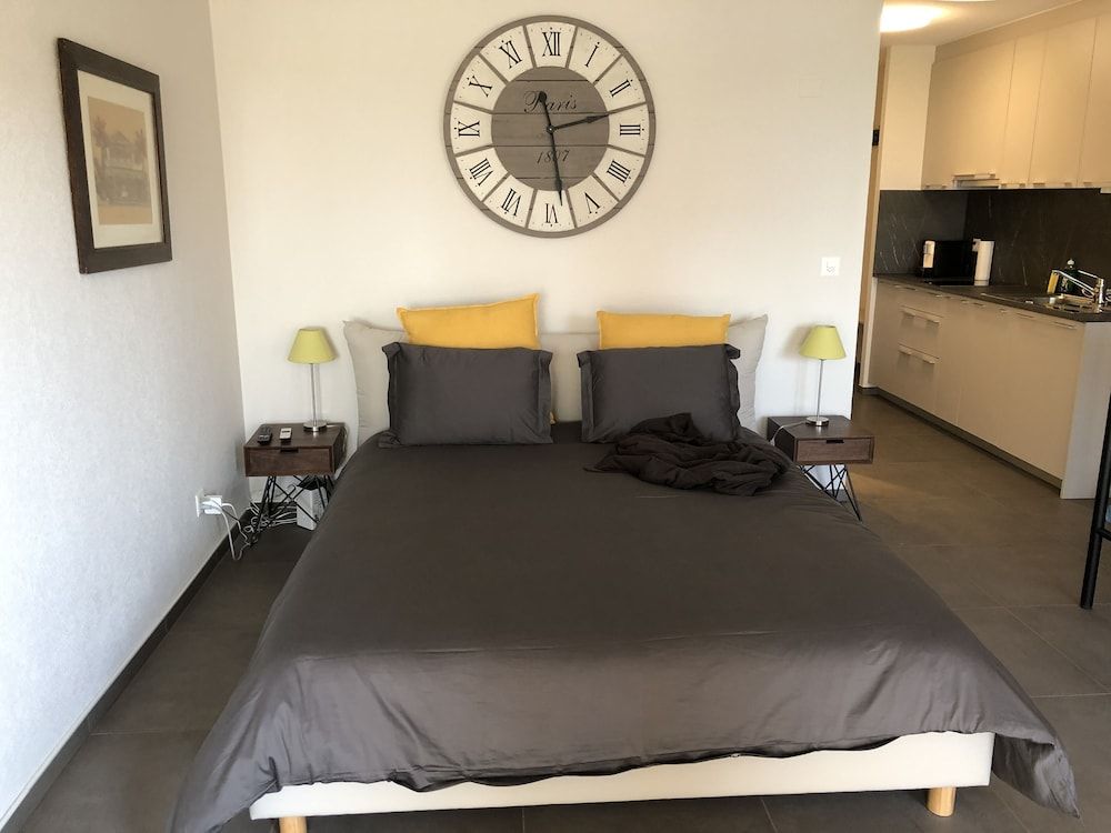 Condo, 1 Bedroom, Smoking, Balcony