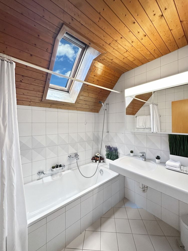 Centra Hotel Zurich Deluxe Suite, Private Bathroom 4