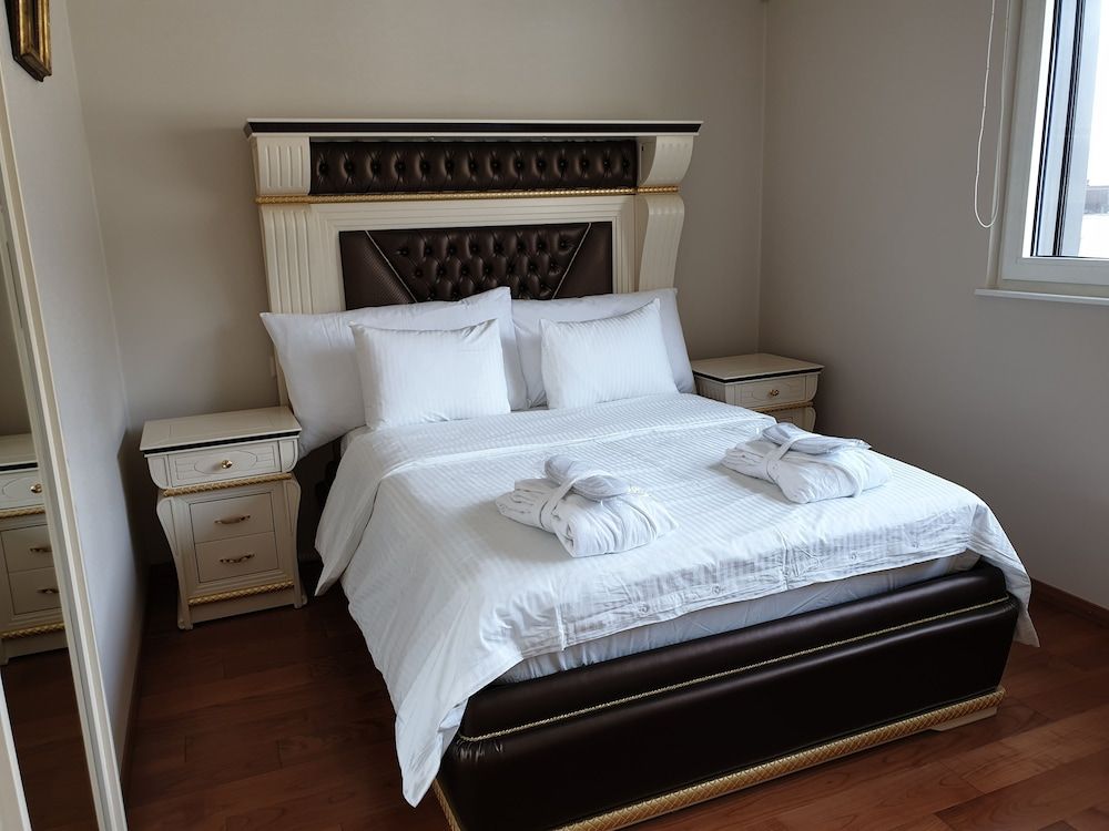 undefined The View Montreux 6