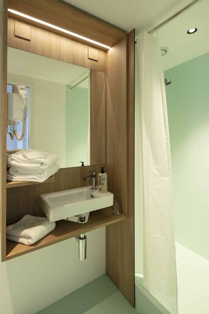 Swiss Chocolate Lausanne by Fassbind Superior Twin Room 5