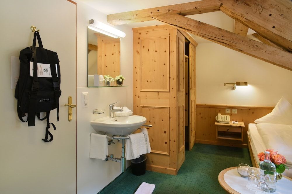 Hotel Steinbock Economy Double Room, Shared Bathroom 5