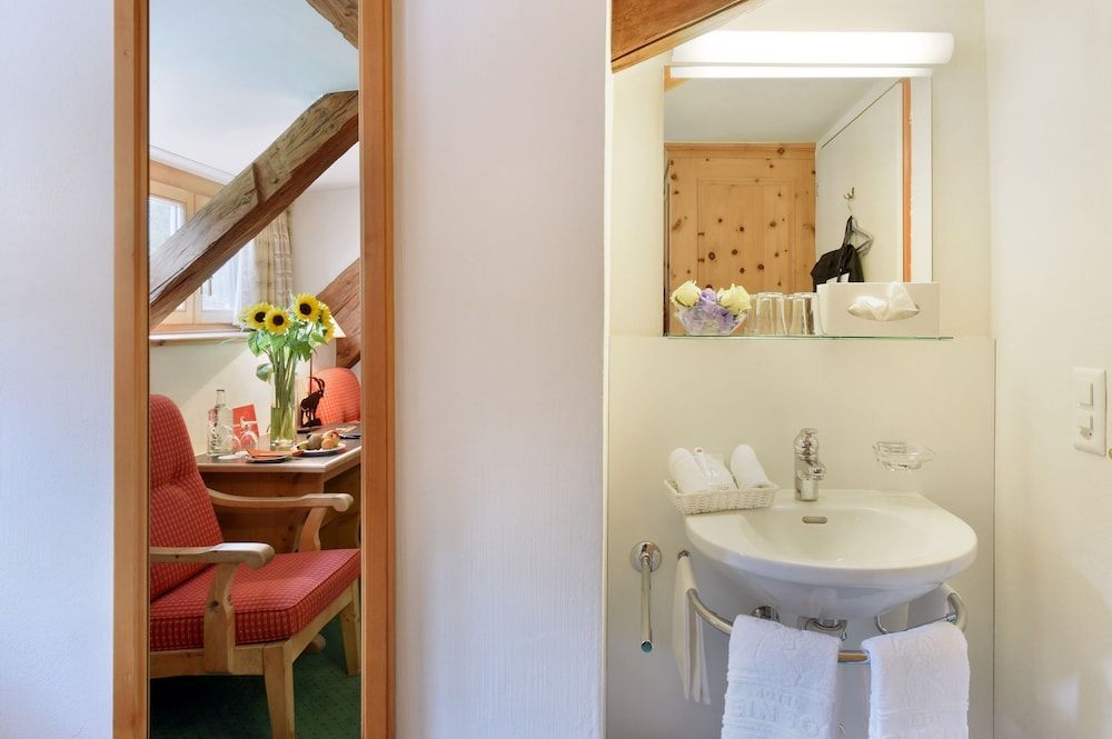 Hotel Steinbock Economy Double Room, Shared Bathroom 4