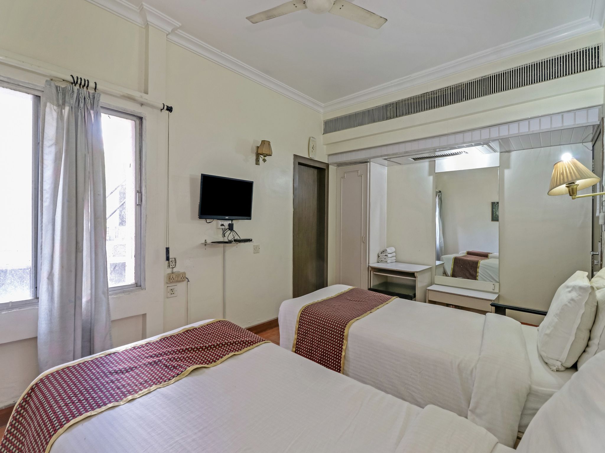 Hotel Crown Deluxe Room (Twin Bed)