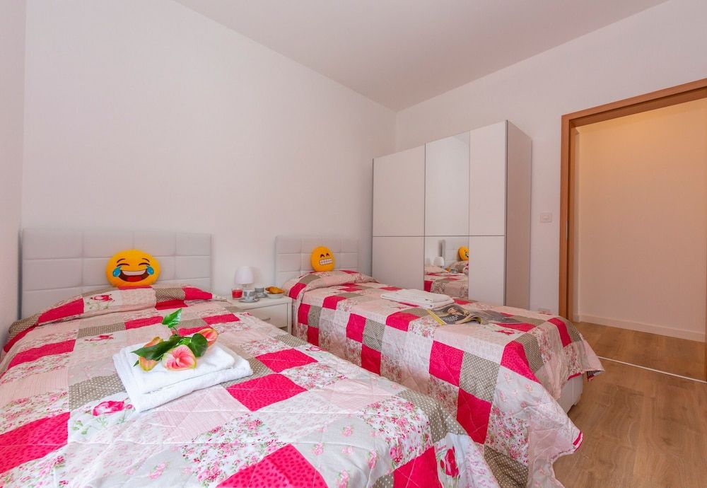 undefined Queen Home 9