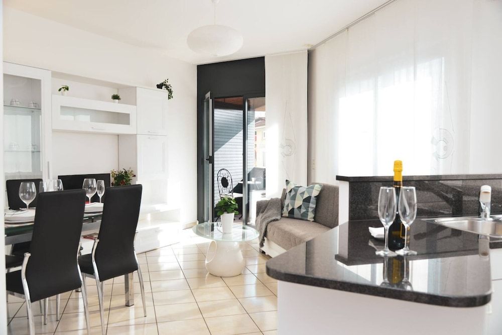 Central City Suite Apartment🧡 Apartment, 1 Bedroom, Accessible, Balcony 11