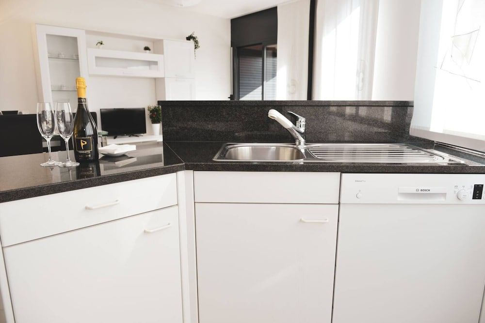 Central City Suite Apartment🧡 Apartment, 1 Bedroom, Accessible, Balcony 7