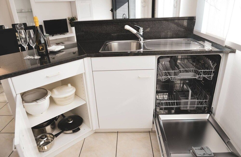 Central City Suite Apartment🧡 Apartment, 1 Bedroom, Accessible, Balcony 6