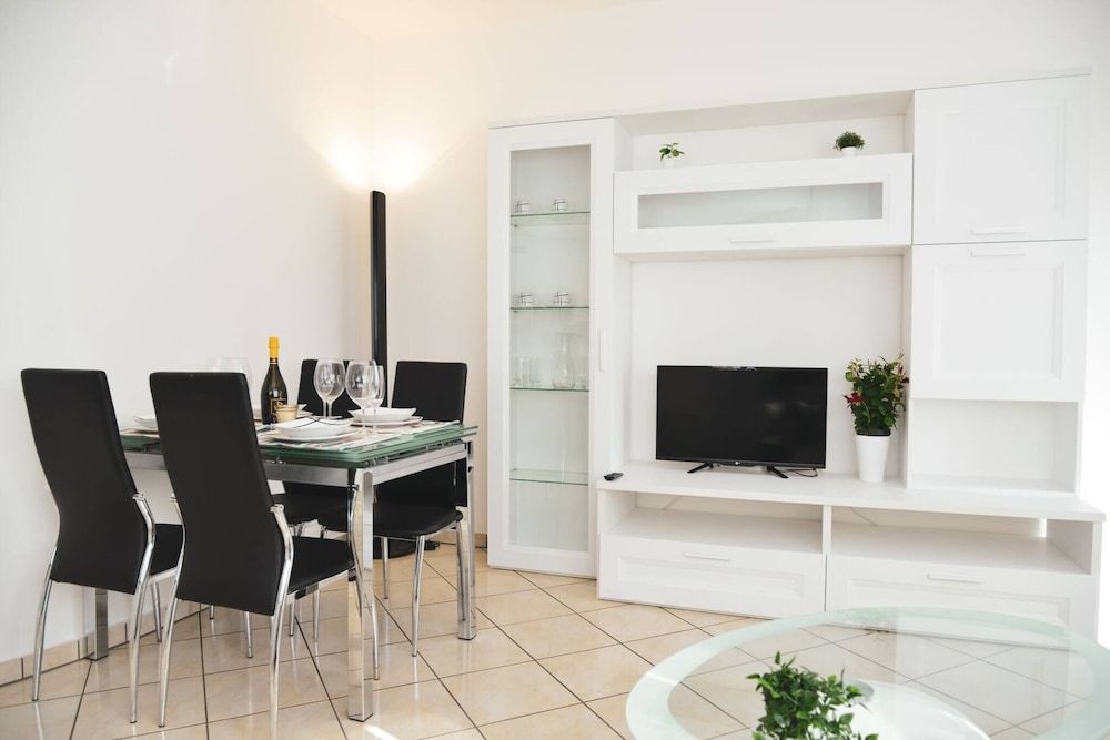 Central City Suite Apartment🧡 Apartment, 1 Bedroom, Accessible, Balcony 12