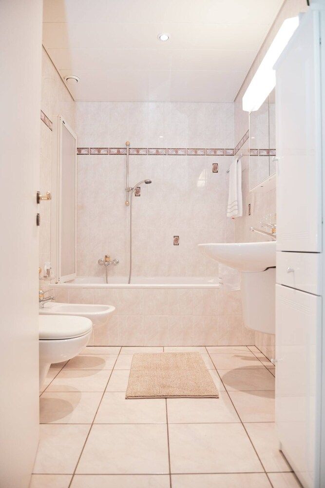 Central City Suite Apartment🧡 Apartment, 1 Bedroom, Accessible, Balcony 13