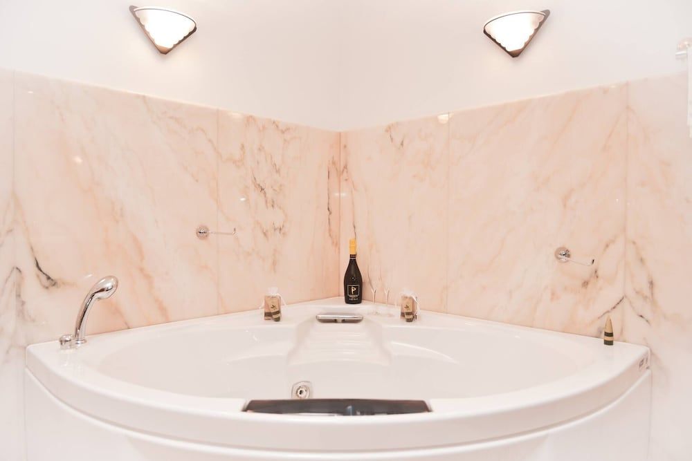 One & Only 🎖central City Penthouse Apartment, 3 Bedrooms, Accessible, Smoking 12