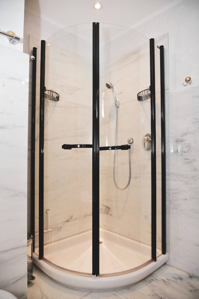 One & Only 🎖central City Penthouse Apartment, 3 Bedrooms, Accessible, Smoking 10