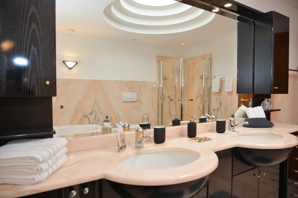 One & Only 🎖central City Penthouse Apartment, 3 Bedrooms, Accessible, Smoking 16