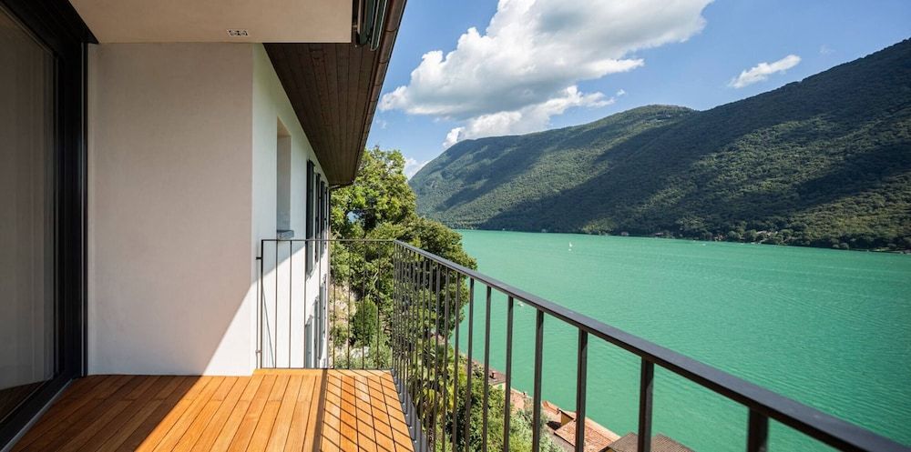 One & Only Il Cammino Penthouse Apartment, 2 Bedrooms, Balcony, Lake View 16