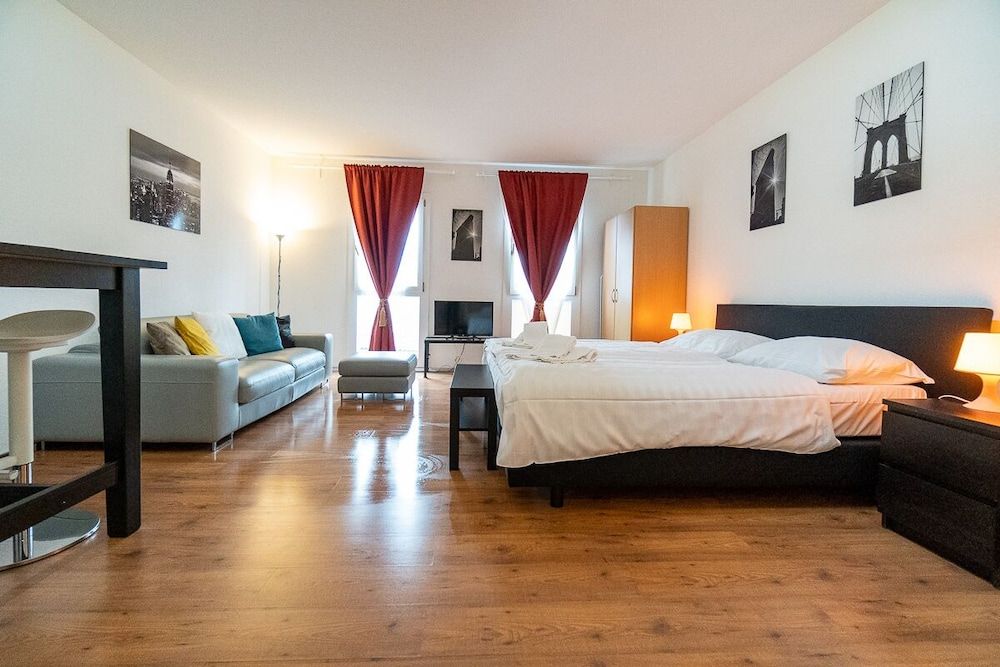 Deluxe Studio, 1 Queen Bed, Non Smoking, City View