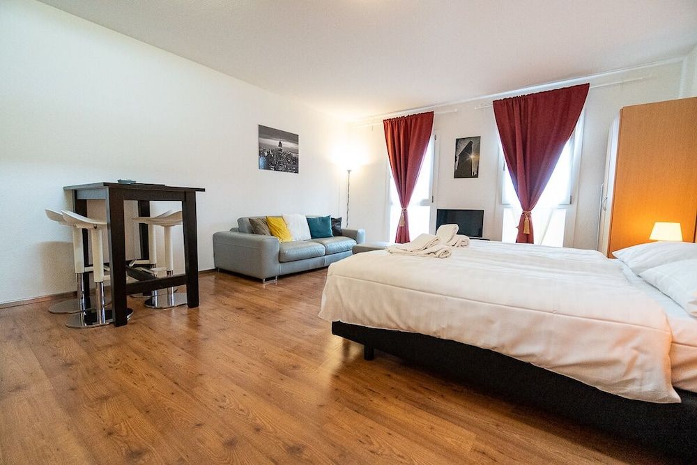 Deluxe Studio, 1 Queen Bed, Non Smoking, City View