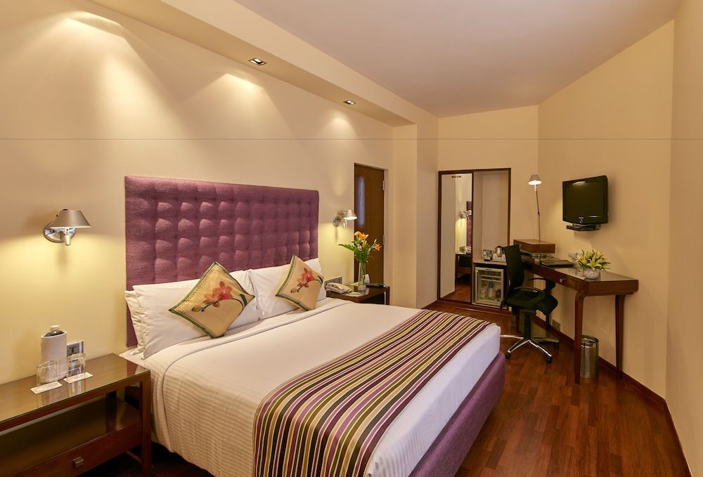 Royal Orchid Central Bangalore, MG Road Standard Room with Bathtub 6