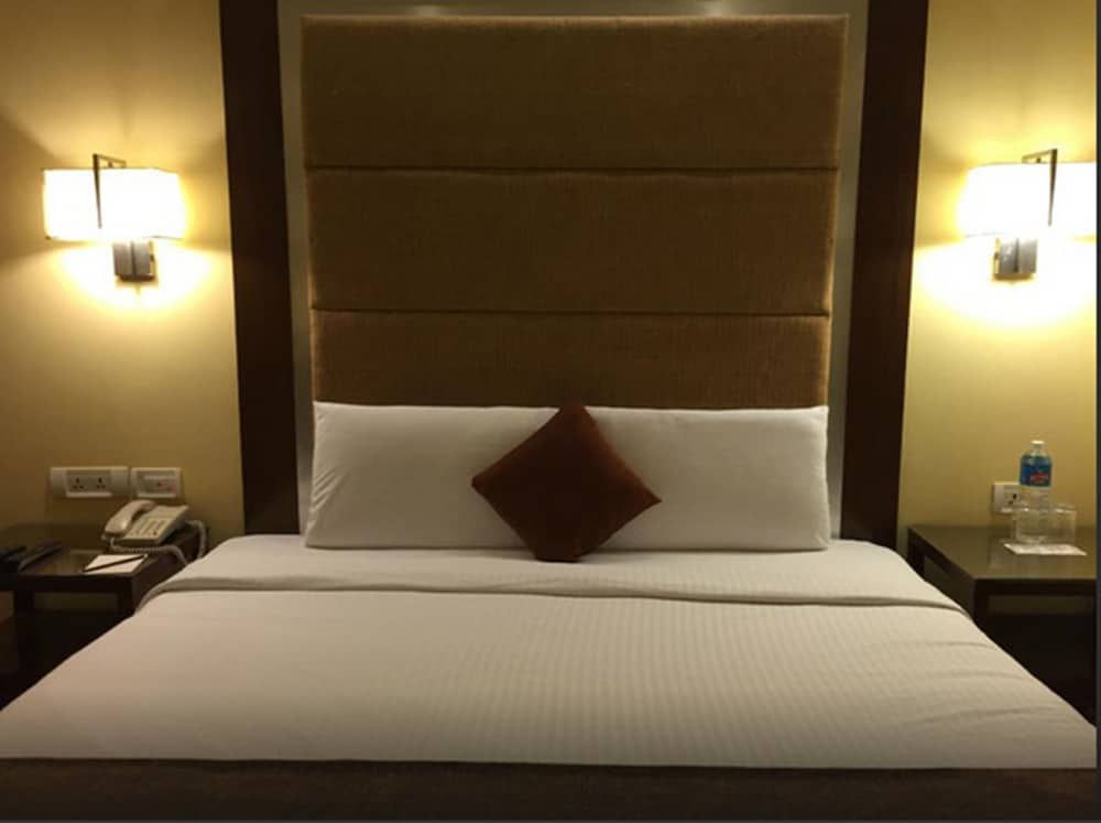 Royal Orchid Central Bangalore, MG Road Standard Room with Bathtub 7